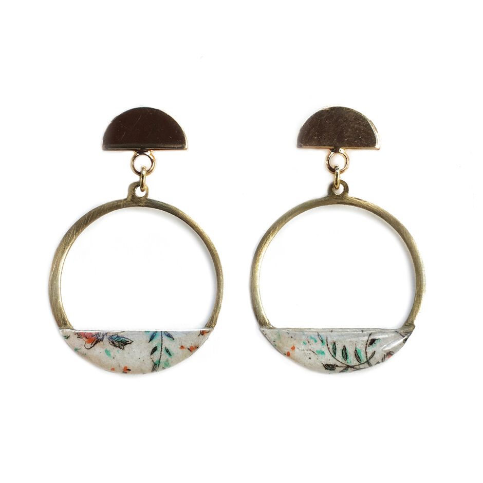 Pendiente argollitas con flores