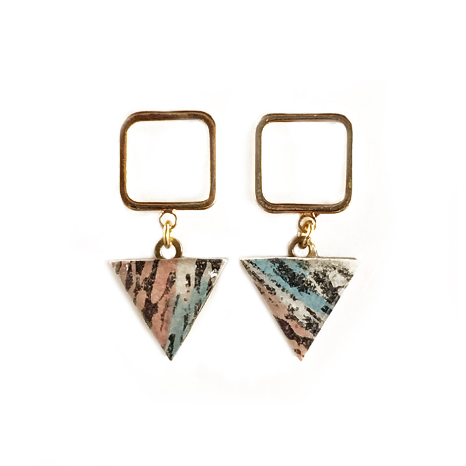 Pendiente cuadrado con grabado triangular animal print