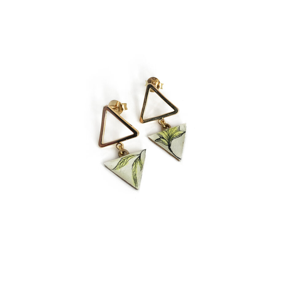 Pendiente mini cuadrado con grabado triangular hojas amarillas